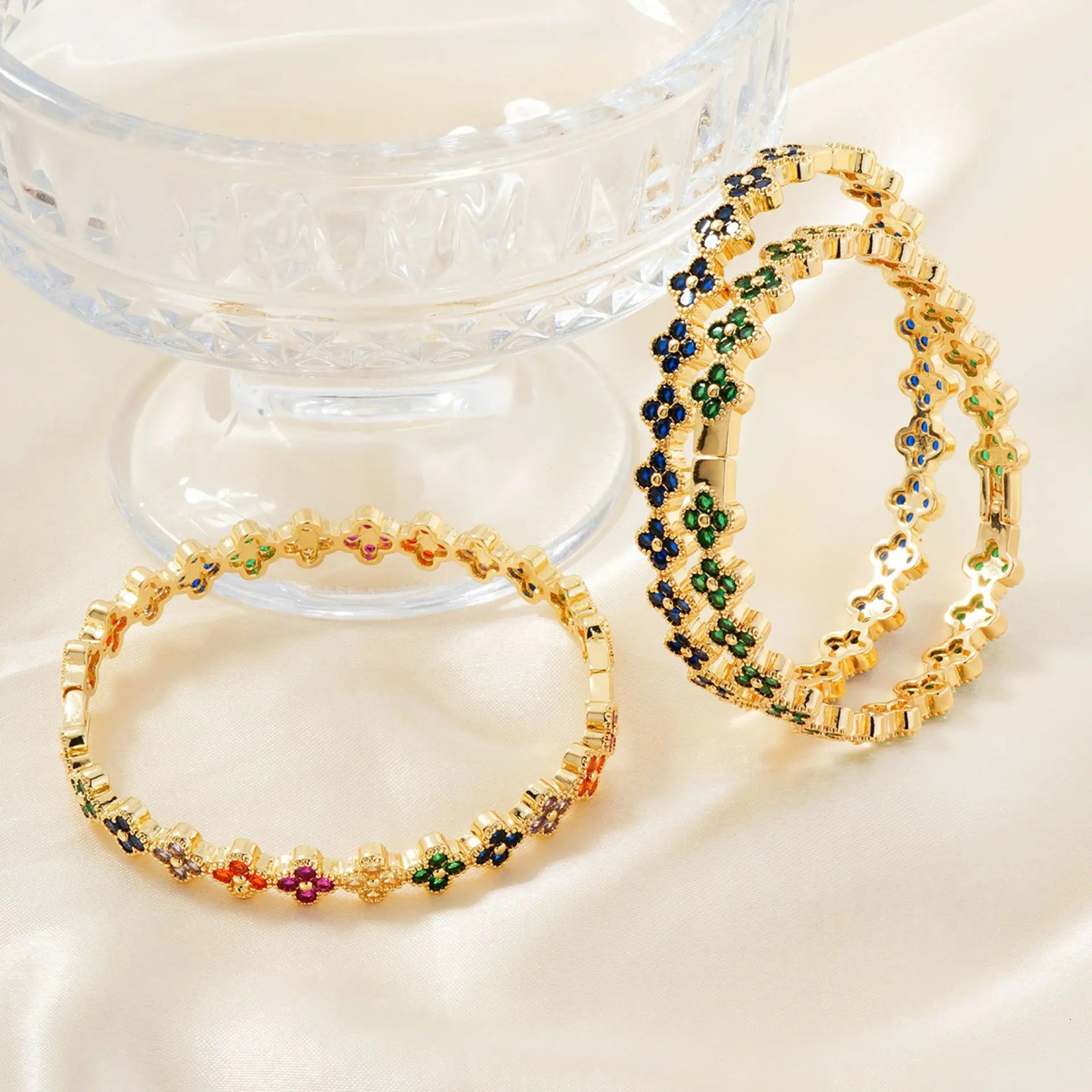 Fashion y Delicate Lucky Clover Womens Bracelet INS High Quality Morandi Colors Zircon Inlaid Charm Jewelry Gift 250512