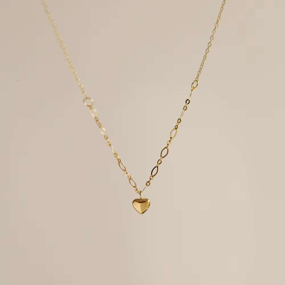 Stainless steel engraved chain cute pendant with heart-shaped design, gold lock bone jewelry for girls, short necklace