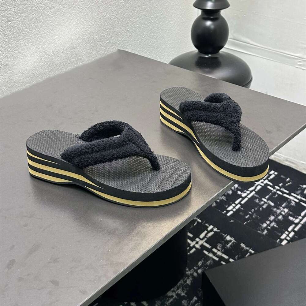 New Women Flip-Flops Med Heels Wedges Slippers Flat Platform Summer Slides Solid Colors Designer Shoes Zapatillas De Mujer
