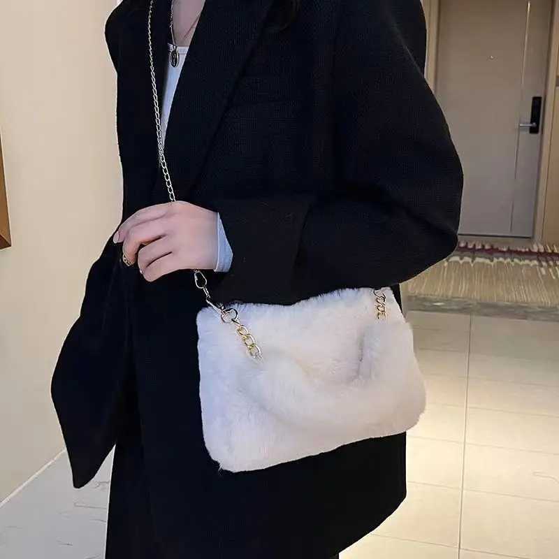 Winter Plush Tote Handbag Versatile Fluffy Shoulder Bag Soft Cute Chain Crossbody Bag Fashion Women s Small Square Handbag Z250512