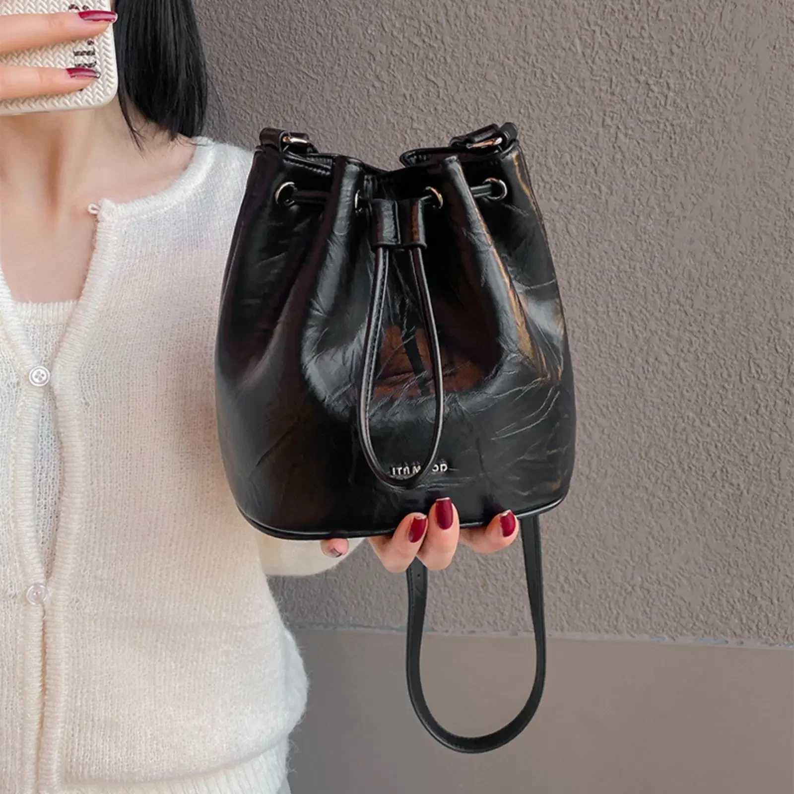 ITAMOOD Women Bucket Bag for Cosmetics Cell Phone Black Niche Original Designer Leather Shoulder Crossbody Small Bag Z250512