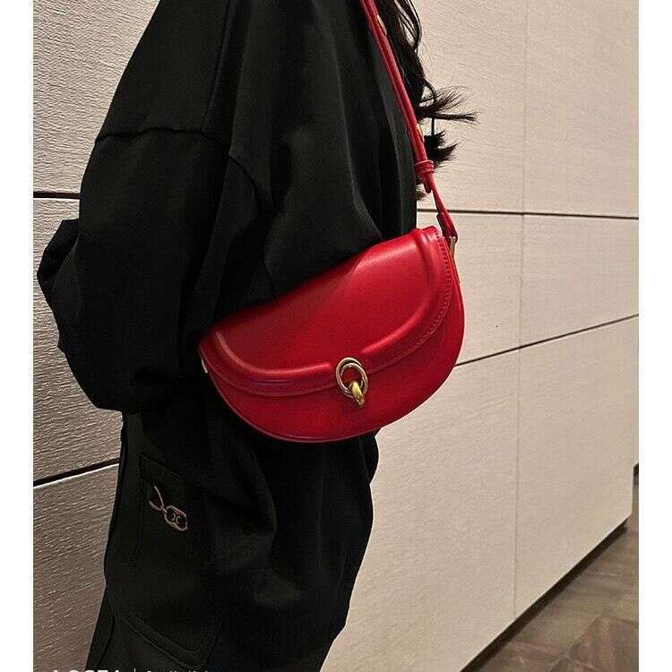 high-end saddle small 2024 new fashionable versatile women's armpit shoulder crossbody bag