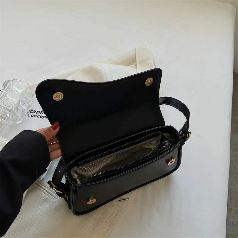Womens Convertible Saddle Crossbody Shoulder Bag Handbag with 2 Adjustable Straps Casual Purse for Daily Use Work Travel Z250512