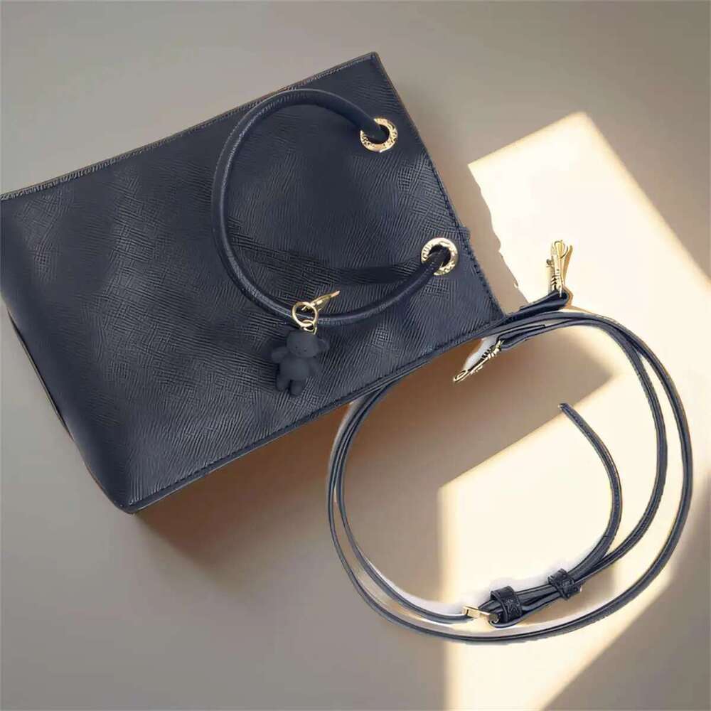 Hot Selling High-capacity Tours Handbag, Women's Commuting Bag, Fashionable and Versatile