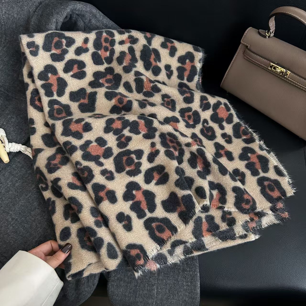 T691 European and American fashion high-grade leopard scarf autumn and winter women's modern personality wild beauty temperament cashmere warm sh
