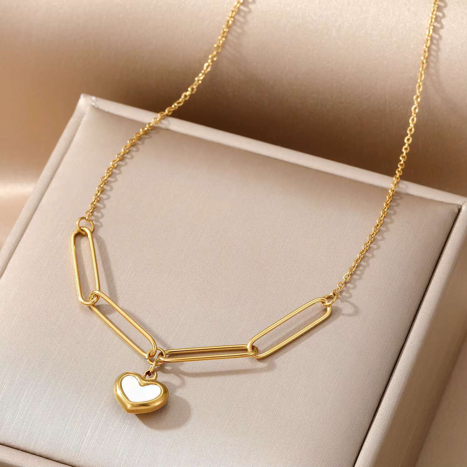 Stainless steel necklace for women, exquisite and simple fashion pendant necklace, gold-plated chain jewelry