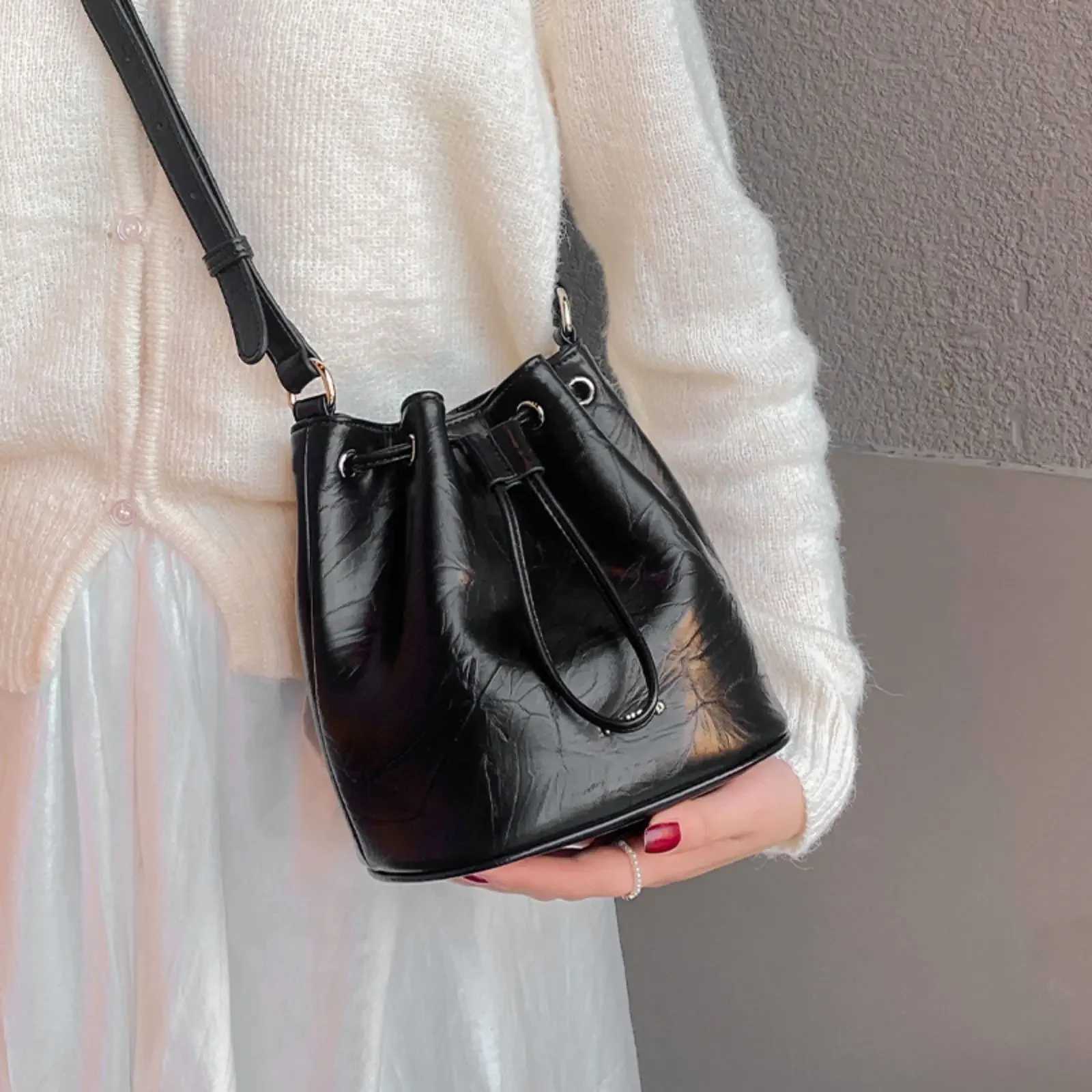 ITAMOOD Women Bucket Bag for Cosmetics Cell Phone Black Niche Original Designer Leather Shoulder Crossbody Small Bag Z250512