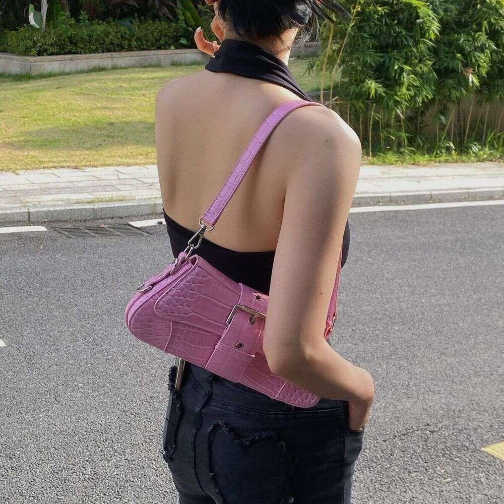 Chaopai Personalized Spicy Girl Small New niche design Chain One Shoulder Medieval Underarm Stick Bag
