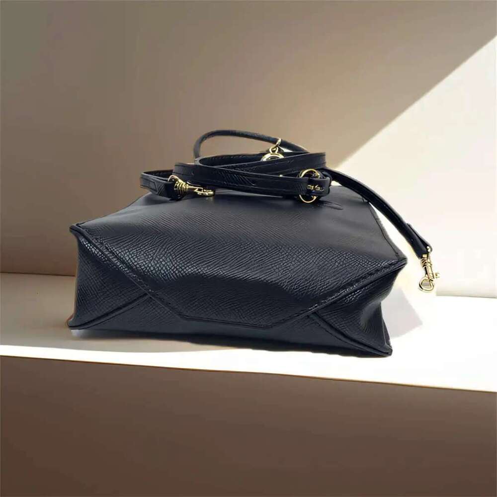 Hot Selling High-capacity Tours Handbag, Women's Commuting Bag, Fashionable and Versatile