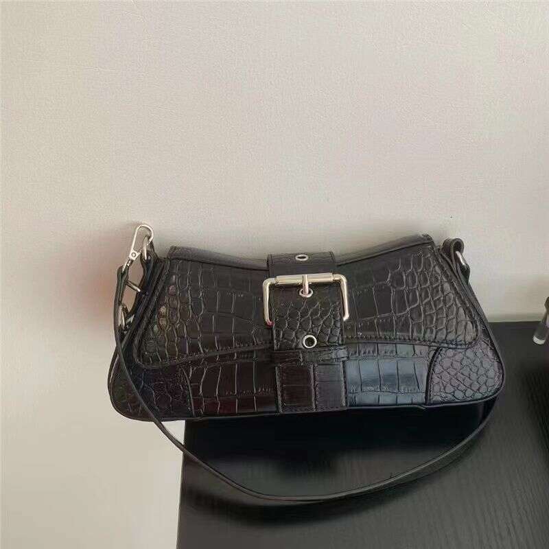 Chaopai Personalized Spicy Girl Small New niche design Chain One Shoulder Medieval Underarm Stick Bag