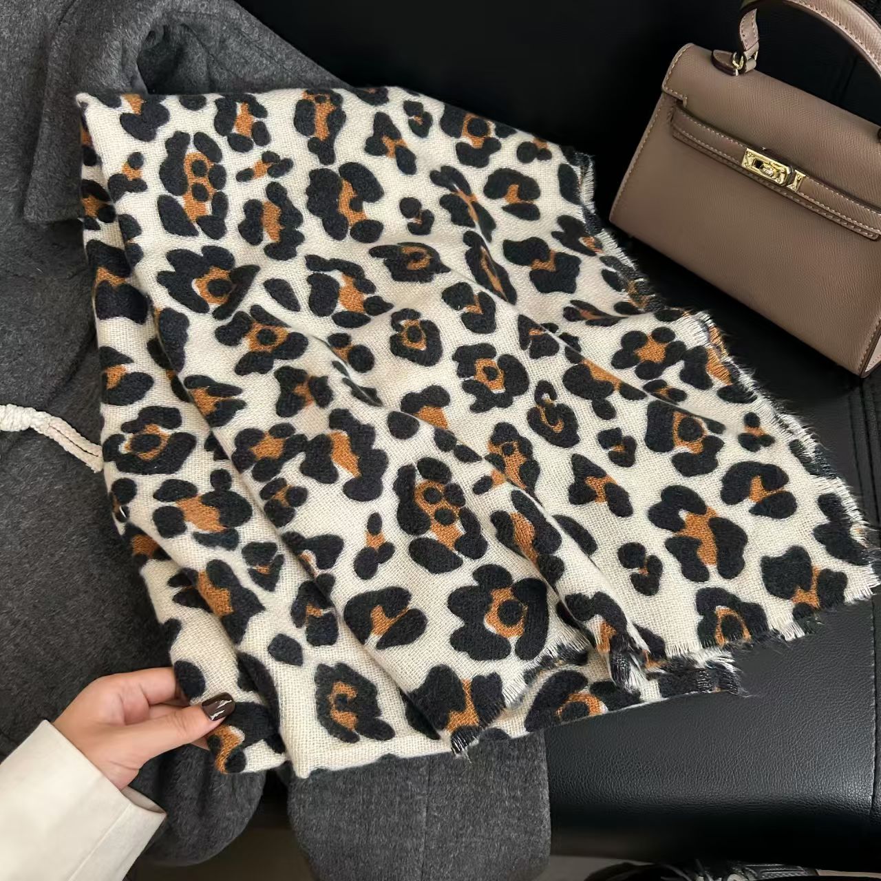 T691 European and American fashion high-grade leopard scarf autumn and winter women's modern personality wild beauty temperament cashmere warm sh