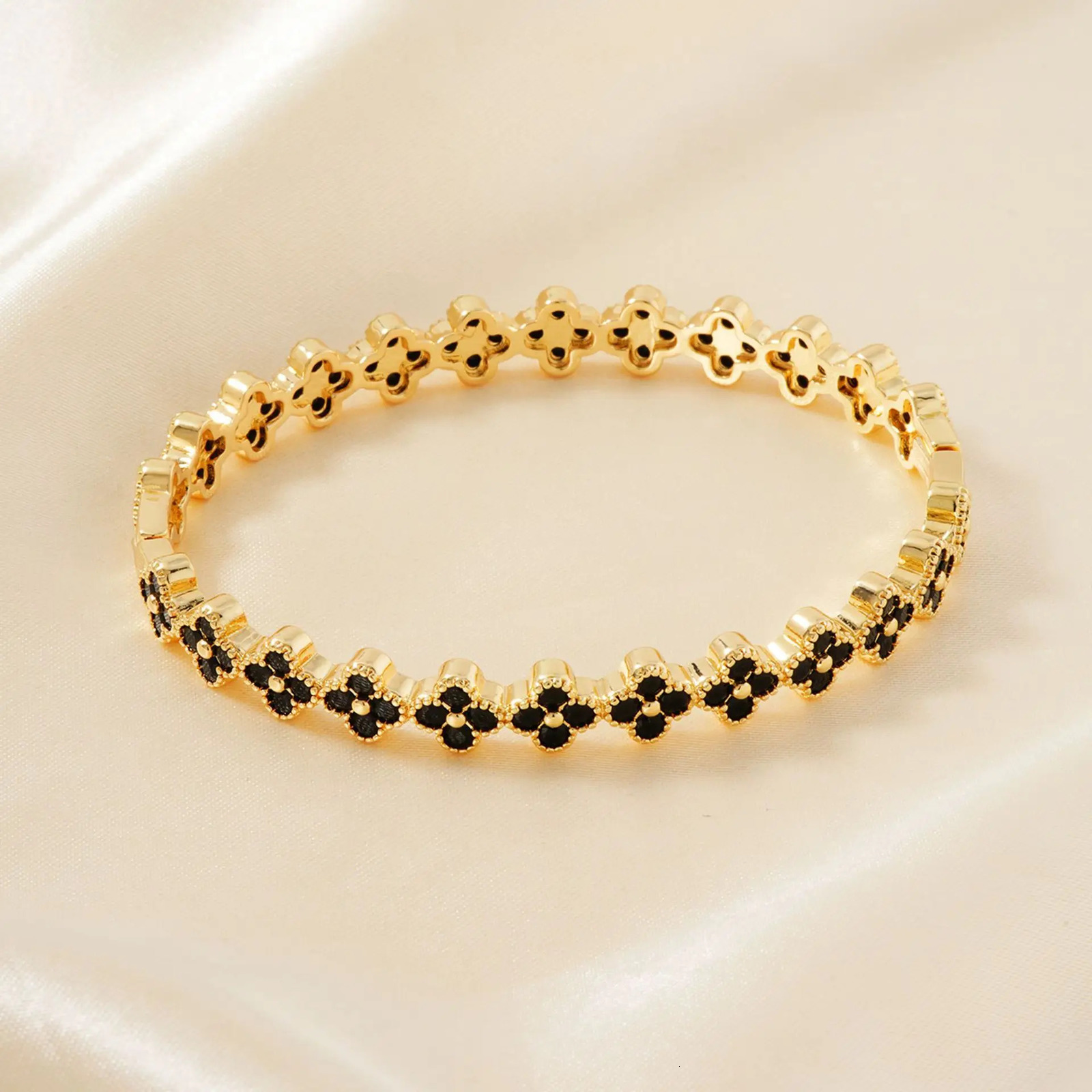 Fashion y Delicate Lucky Clover Womens Bracelet INS High Quality Morandi Colors Zircon Inlaid Charm Jewelry Gift 250512