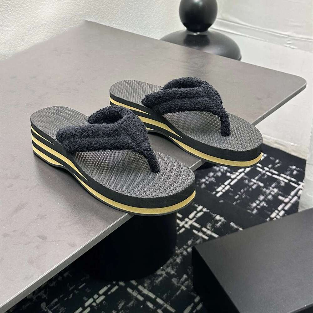 New Women Flip-Flops Med Heels Wedges Slippers Flat Platform Summer Slides Solid Colors Designer Shoes Zapatillas De Mujer