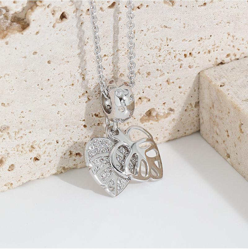 "Diamond-Encrusted Leaf Pendant Necklace - Minimalist Double-Layered Tree Leaf Design, High-End and Elegant"