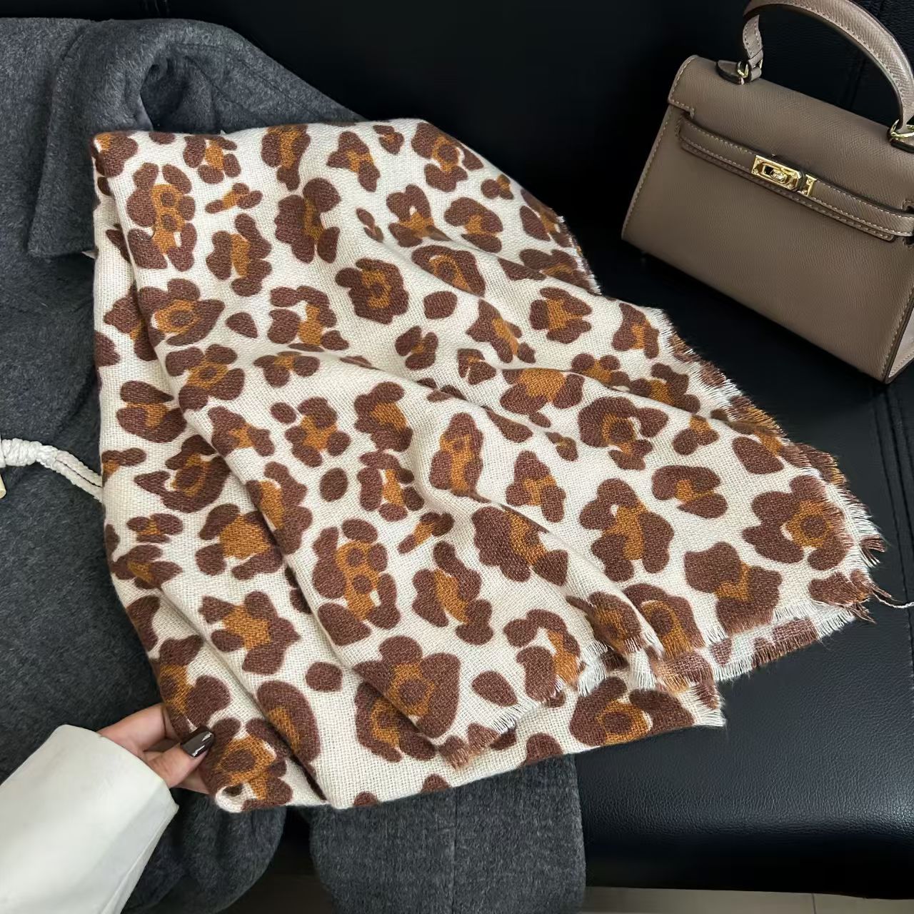 T691 European and American fashion high-grade leopard scarf autumn and winter women's modern personality wild beauty temperament cashmere warm sh