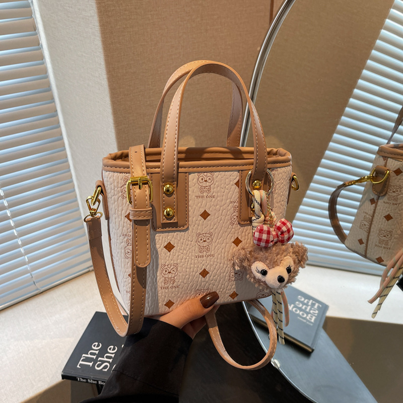 Elegant Portable Backpacks for Ladies: Trendy Messengers & Bags Ideal for Everyday Use Designer bag