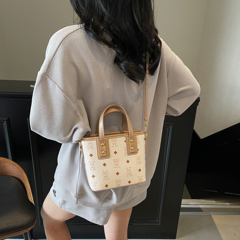 Elegant Portable Backpacks for Ladies: Trendy Messengers & Bags Ideal for Everyday Use Designer bag