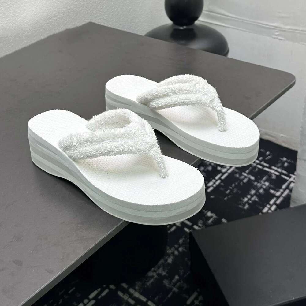New Women Flip-Flops Med Heels Wedges Slippers Flat Platform Summer Slides Solid Colors Designer Shoes Zapatillas De Mujer