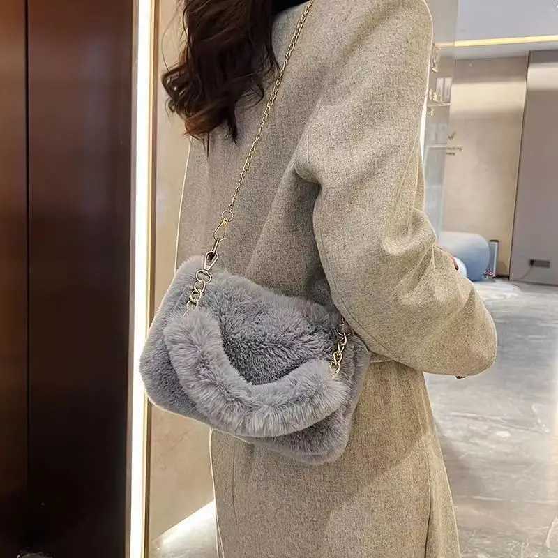 Winter Plush Tote Handbag Versatile Fluffy Shoulder Bag Soft Cute Chain Crossbody Bag Fashion Women s Small Square Handbag Z250512
