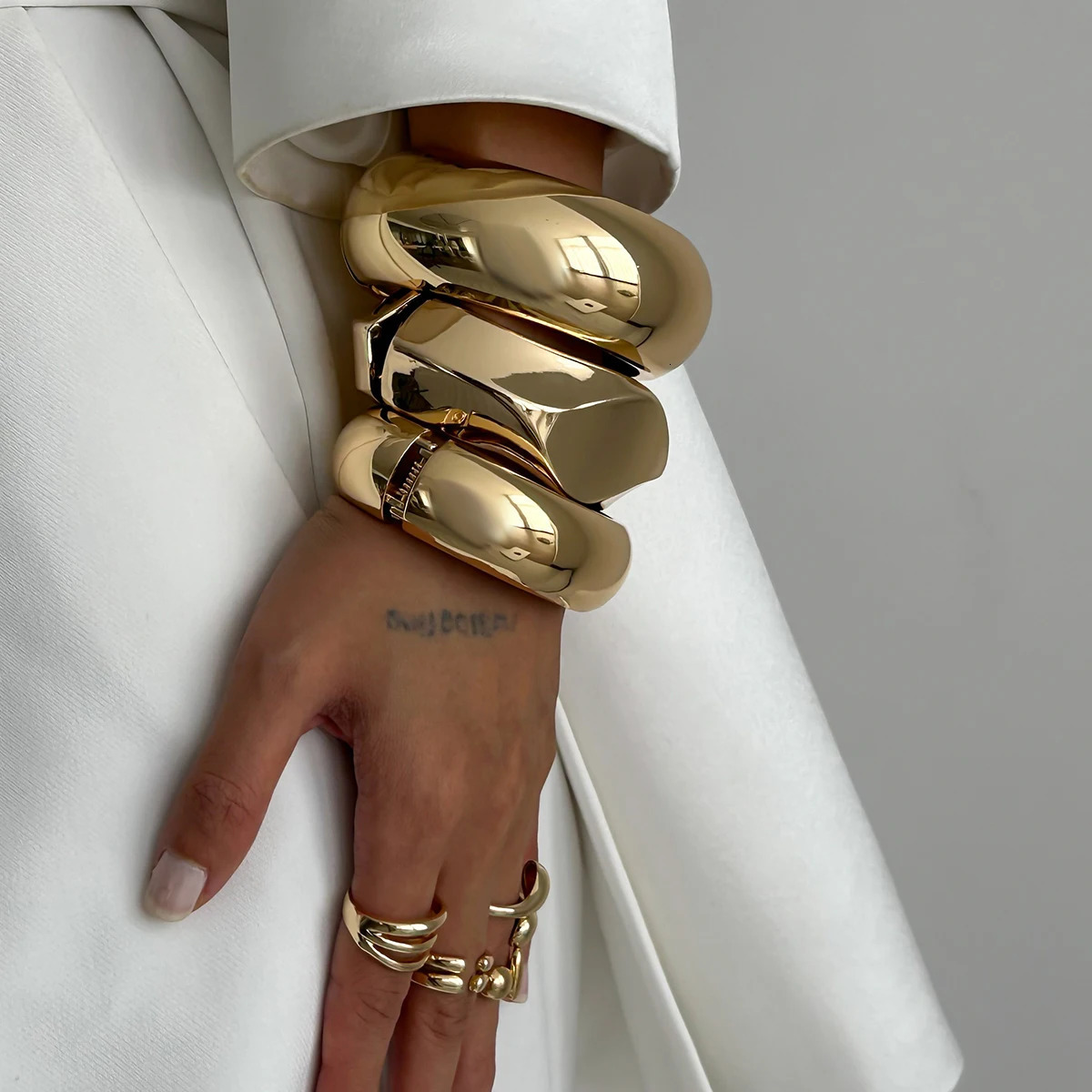 UK Exaggerated Punk Heavy Metal Spring Bangles for Women Vintage Gold Color Arm Bracelets Grunge Jewelry Steampunk Men 250512