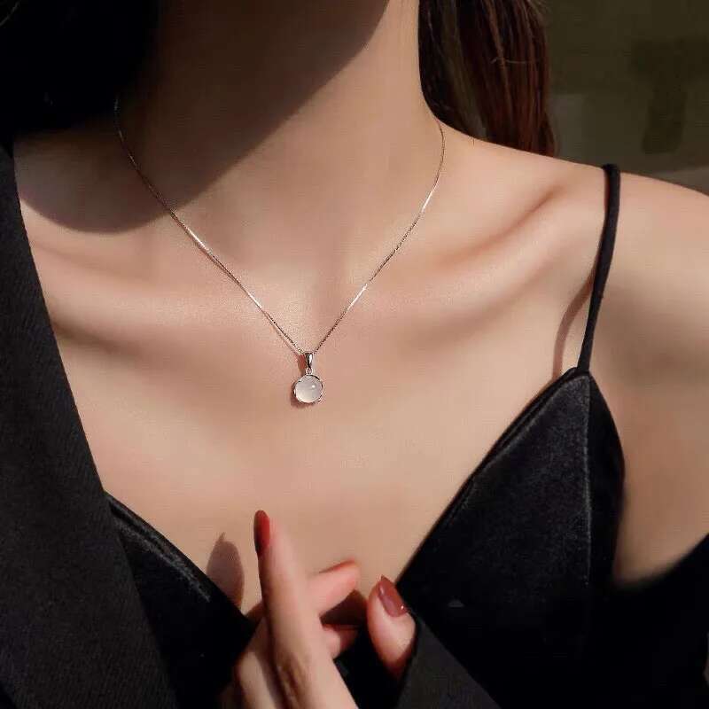 Necklace with pendant of moonstone opshineqo