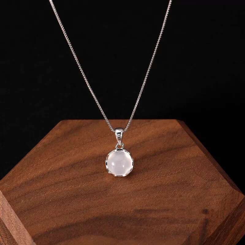 Necklace with pendant of moonstone opshineqo