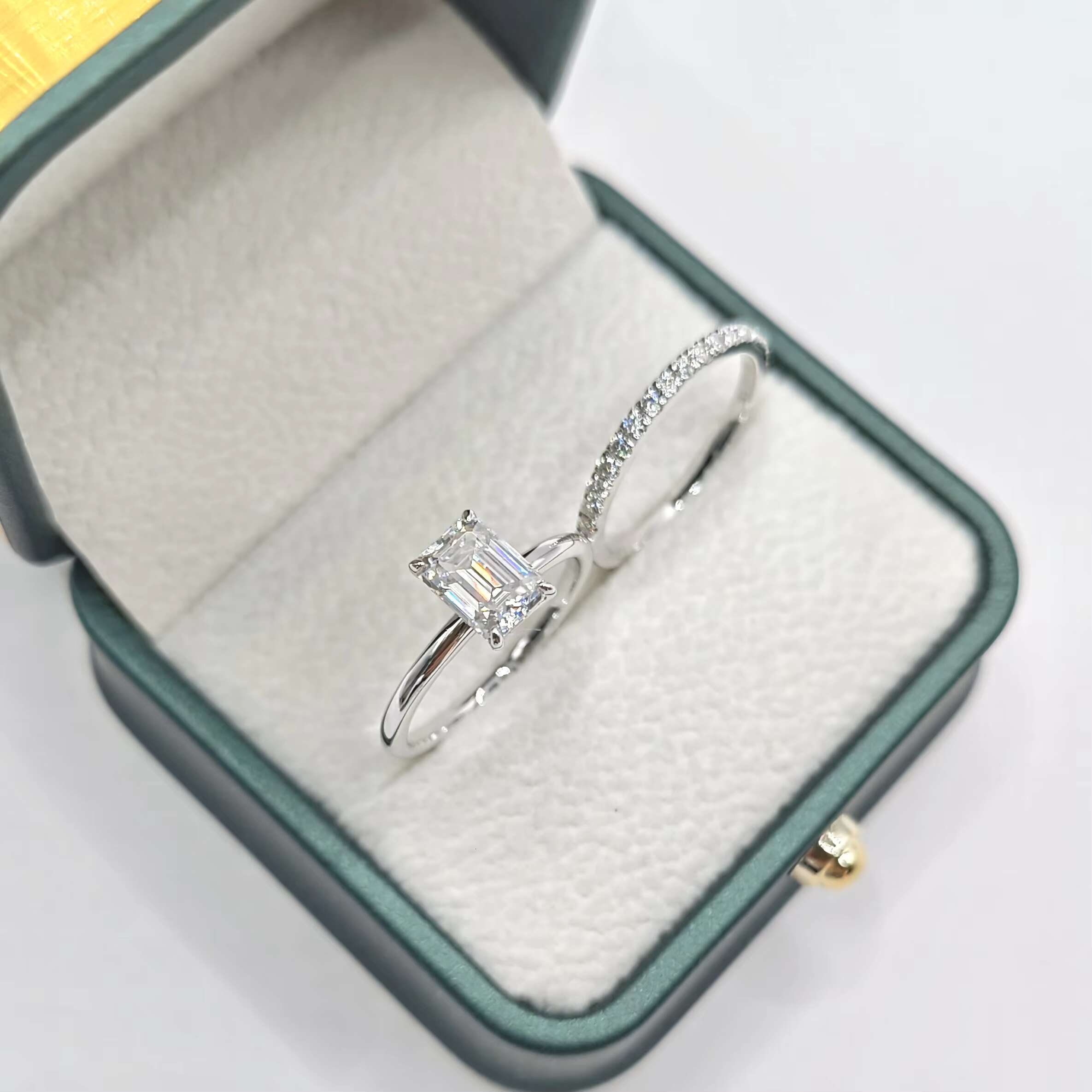 1CT Emerald Cut Moissanite Both Bands 1.5mm Band EM 7.0x5.0mm RD 1.5mmx17pcs US 5.50 10k White Gold Ring Set for Weddings