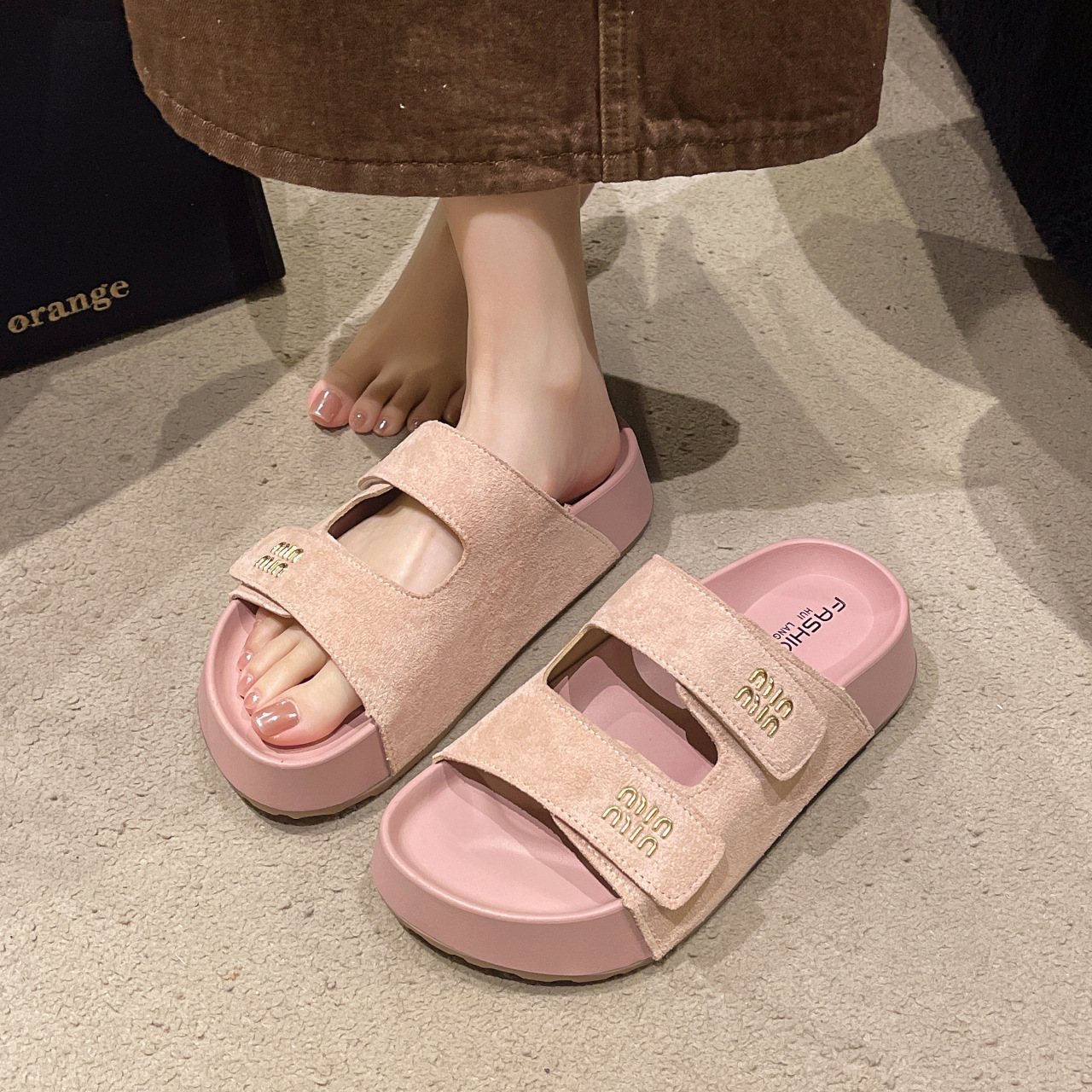 Free delivery designer women's sandals 2025, retro thick-soled slippers, high appearance level, one-foot anti-slip lazy beach sandals