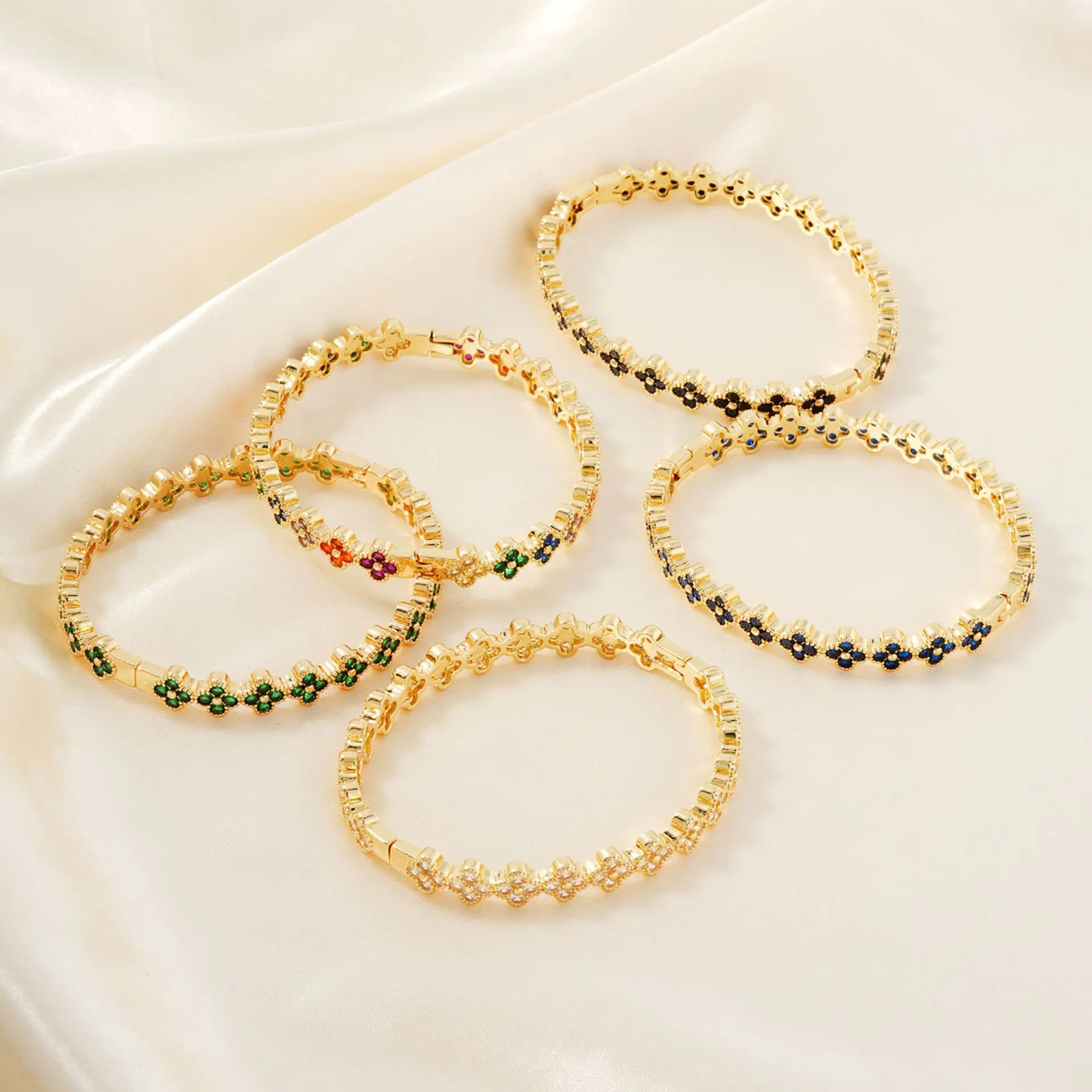 Fashion y Delicate Lucky Clover Womens Bracelet INS High Quality Morandi Colors Zircon Inlaid Charm Jewelry Gift 250512