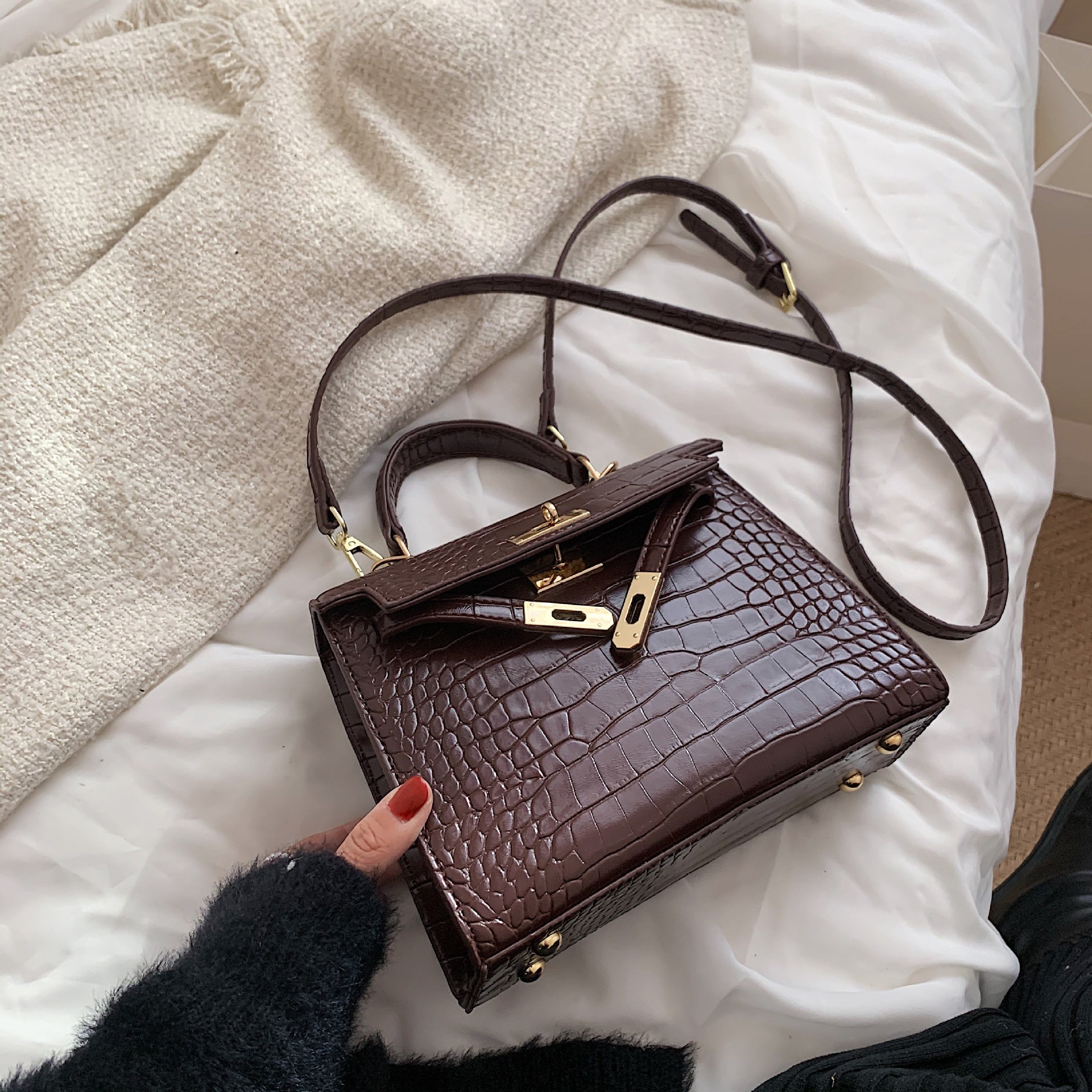 Brand Designer French Niche Design Stone Pattern For Women In Autumn And Winter 2021 New Texture Handbag Fashion Crossbody Bag designer bag