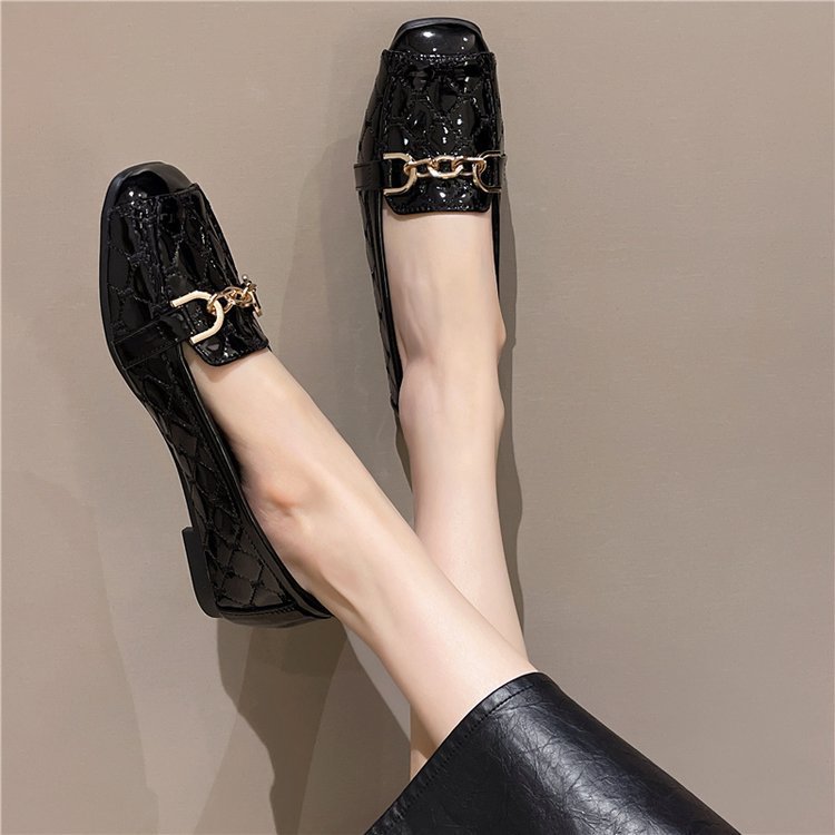 Square-toed bright leather single-shoe women's spring and summer new flat-bottomed soft-soled breathable bean shoes are fashionable and versatile