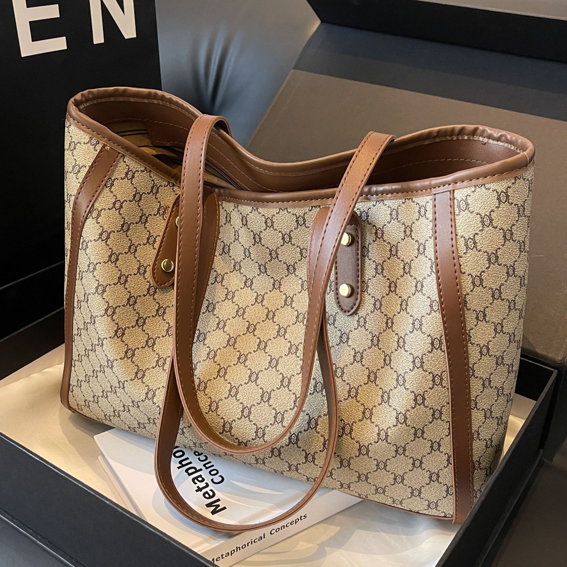 Luxury Brand Designer Bag Advanced And Westernized Hundred Pairs Handheld For Women's 2023 New Fashion Network Red Shoulder With Large Capacity T