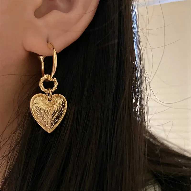 Retro Relief Heart Shape Earrings Elegant Embossed Gold Color Heart Shape Alloy Stud for Women Fashion Jewelry Party Gift Y250510