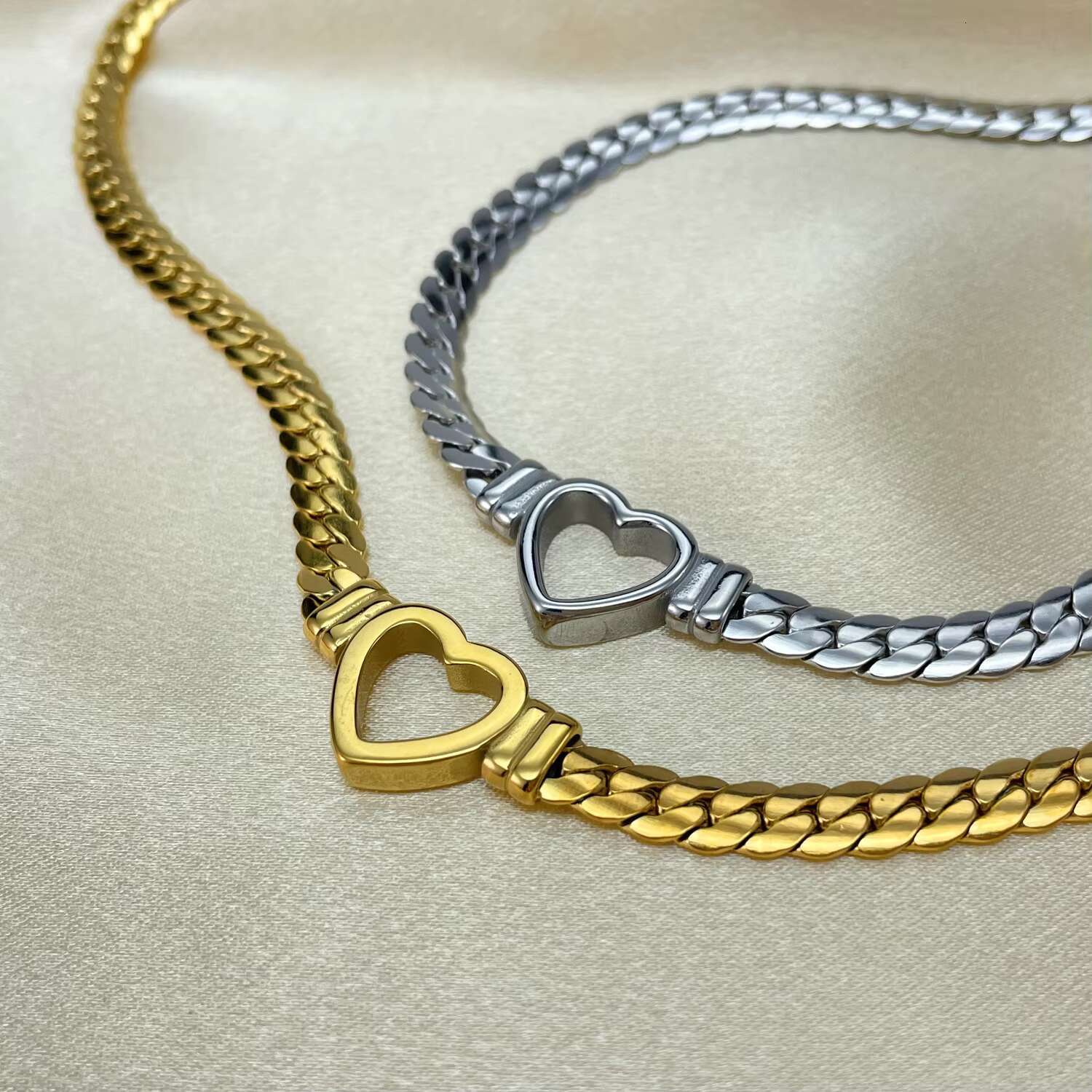 Hot selling fashion accessories, new trend gold-plated stainless steel Cuban chain, hollow heart-shaped necklace, heart pendant necklace