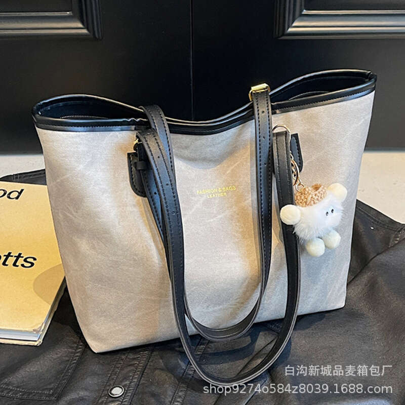 Texture large capacity underarm tote women's 2025 new Korean version fashionable contrasting color single back commuting bag trend