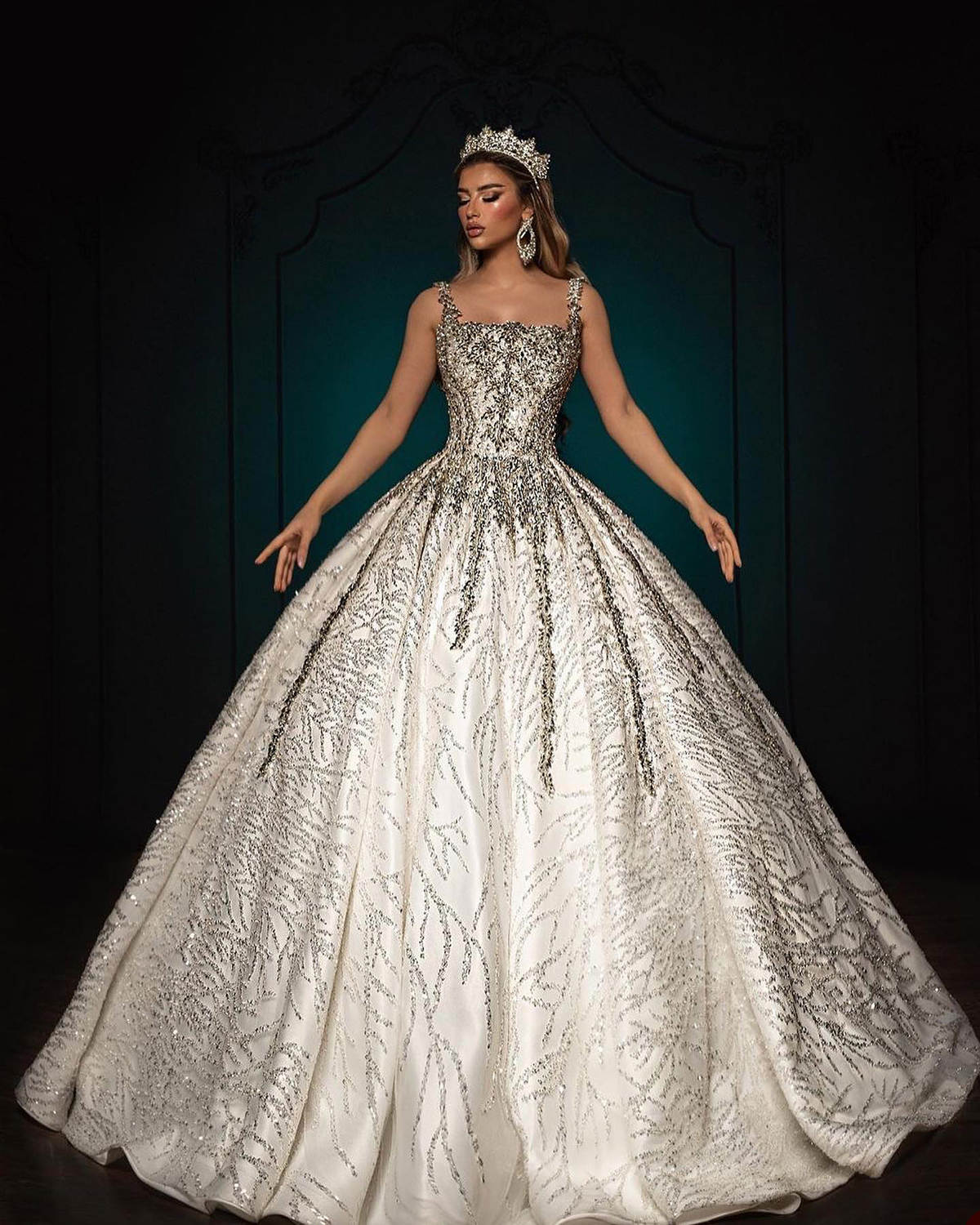 Exquisite Ball Gown Wedding Dress Square Neck Spaghetti Straps Bridal Gowns Sequins Crystal Sweep Train Dresses Custom Made vestidos de novia