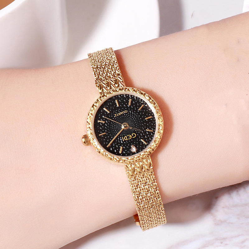 The GEDI Sen-style retro alloy strap women's watch is a dazzling and multi-colored wristwatch with a fashionable and artistic school style X24110