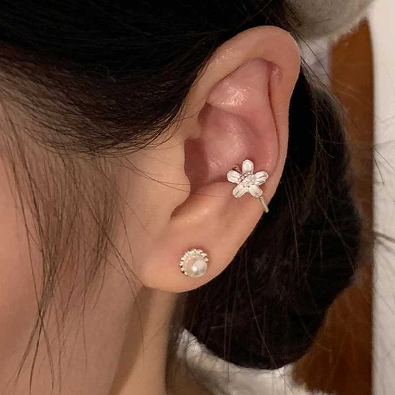 1 PC Lovely Flower Cuff Earrings for Women Cute Daisy Flower No Piercing Earcuff Clip Earring Silver Color Floral Earclip Y250510