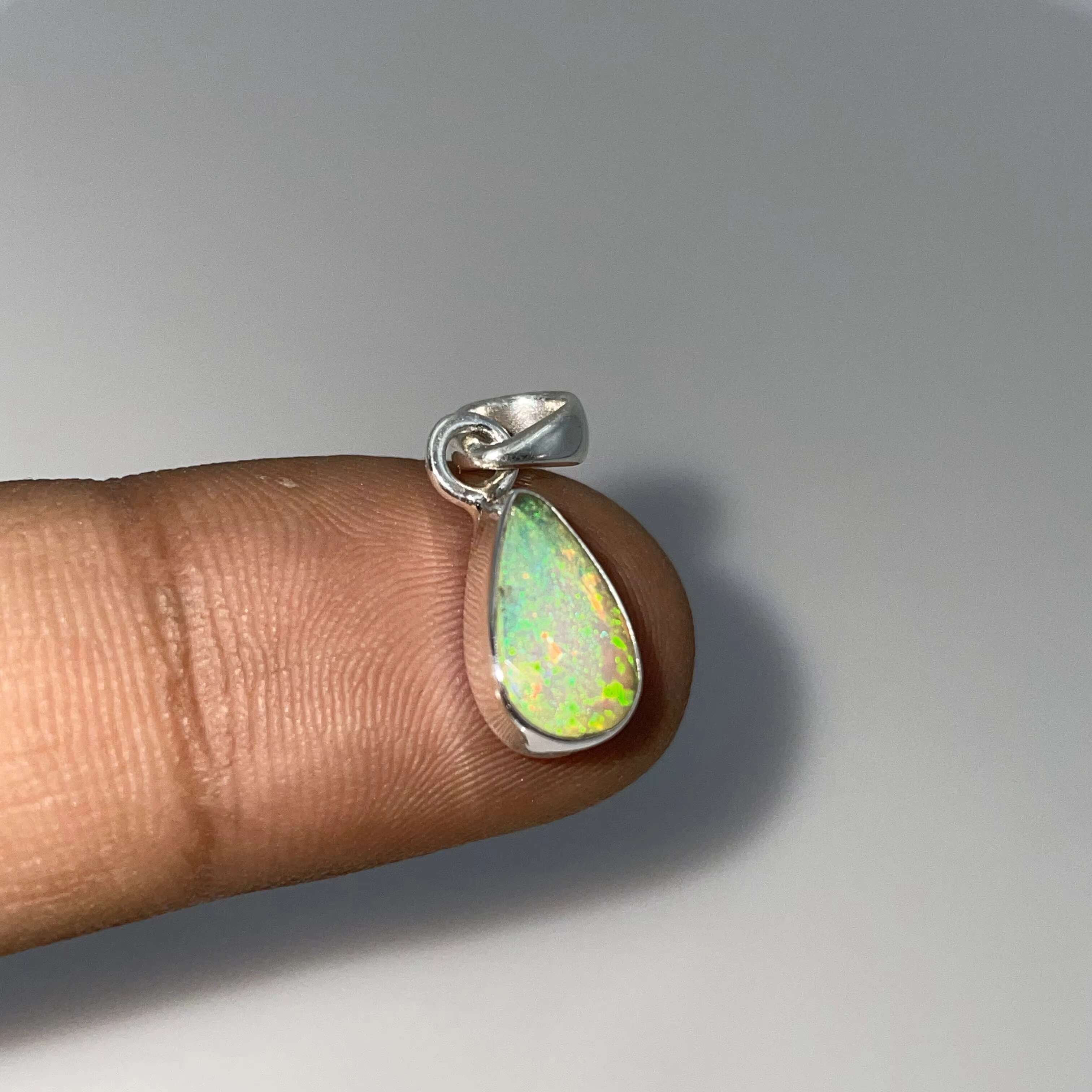 Solid sier Ethiopian pendant multi flame opal quality, suitable for both men and women, rainbow necklace with electroplating charm