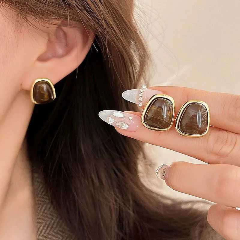 2025 New Fashion Brown Resin Square Stud Earrings For Women Vintage Metal Irregular Geometric Temperament Earrings Jewelry Y250510