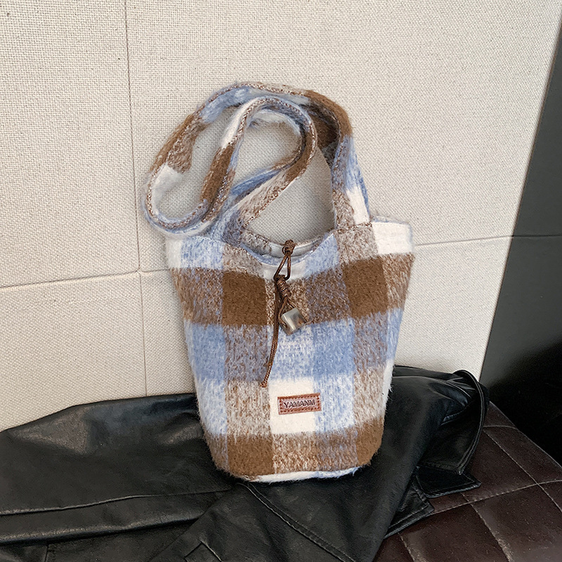 Fashionable contrasting color woolen armpit for women 2025 new college style tote bag, casual and versatile shoulder bag