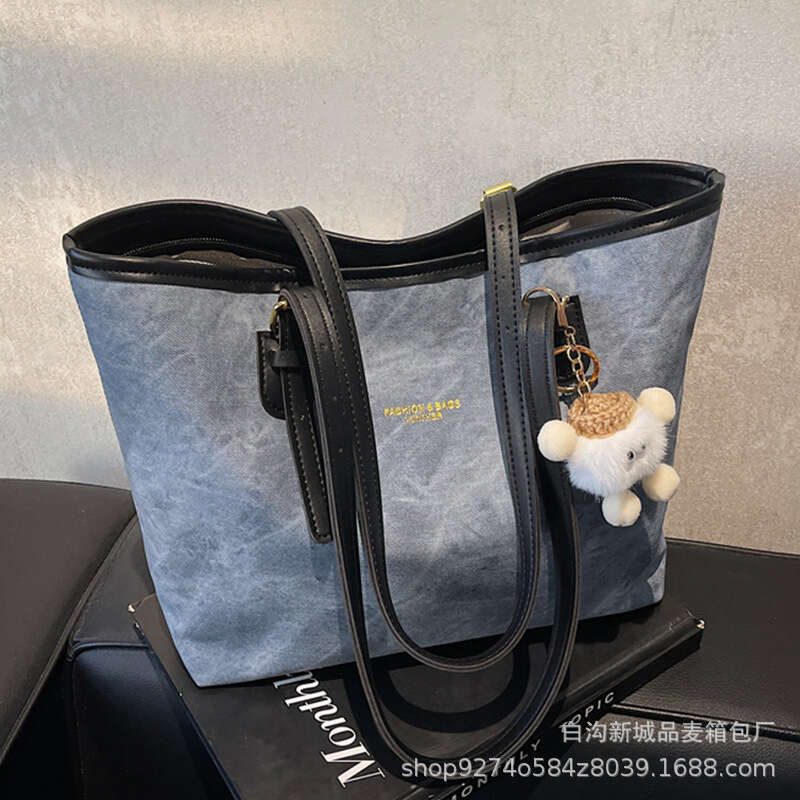 Texture large capacity underarm tote women's 2025 new Korean version fashionable contrasting color single back commuting bag trend