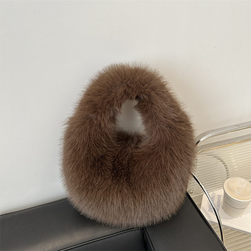 New Style Free Delivery Designer Bag Fashionable For Women Large Capacity 2025 New Autumn And Winter Niche Single Shoulder Hand Held Plush Commuting D