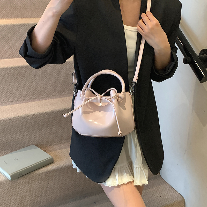 This year's popular bags include Korean style fashion solid color single shoulder stylish versatile handbags, and women's handbags