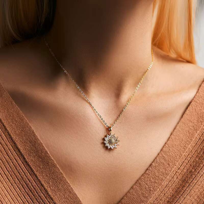 Autumn and winter new women's temperament necklace creative floral pendant design collarbone chain plating