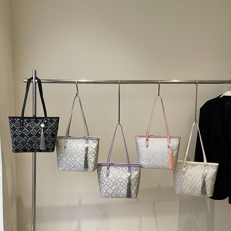 New Chinese style plaid hand-held tote women's 2025 summer new large capacity shoulder commuting armpit bag