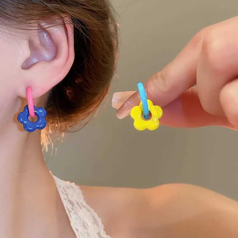 Asymmetrical Colorful Flowers Hoop Earrings for Women Sweet Dopamine Spray Ear Buckles Hollow Fresh Commuter Trendy Ear Jewelry Y250510
