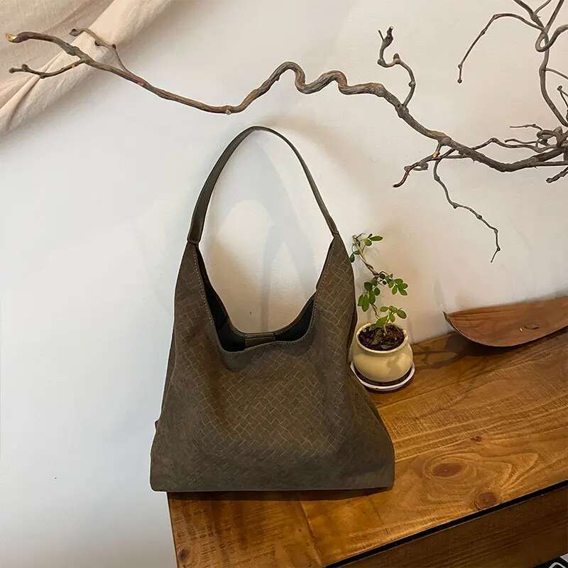 Large-capacity soft-faced woven female serpentine lazy style shoulder small tot bag