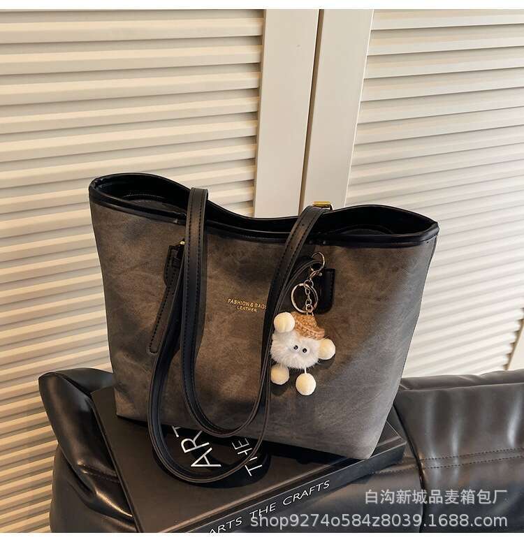 Texture large capacity underarm tote women's 2025 new Korean version fashionable contrasting color single back commuting bag trend