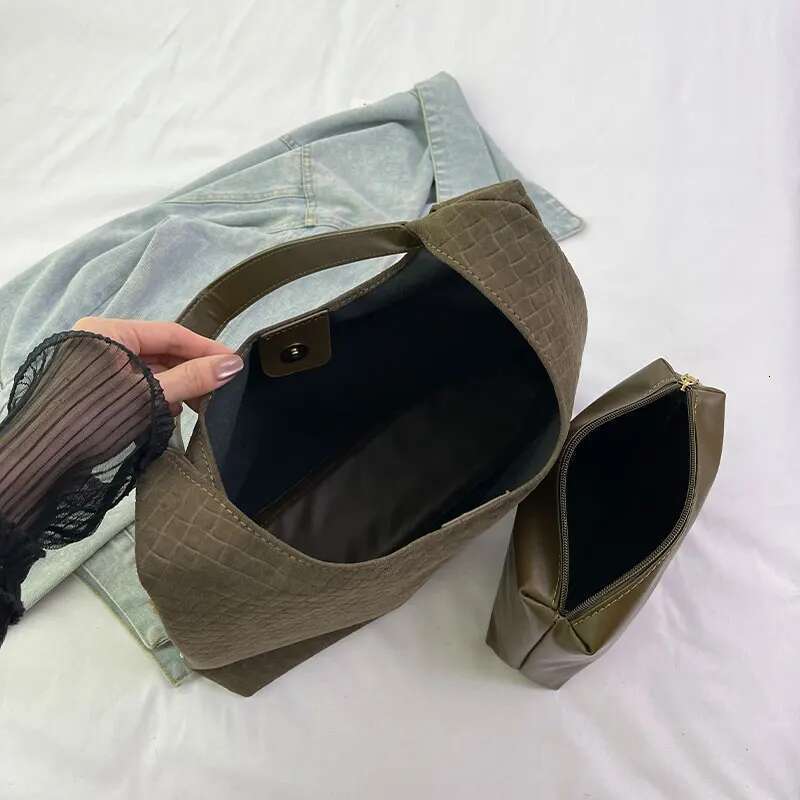 Large-capacity soft-faced woven female serpentine lazy style shoulder small tot bag